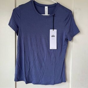 Alo Yoga All Day Short Sleeve in infinity blue (size small)